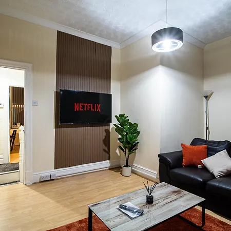 Stylish 3-bed Near Centre Headingley Free Parking *