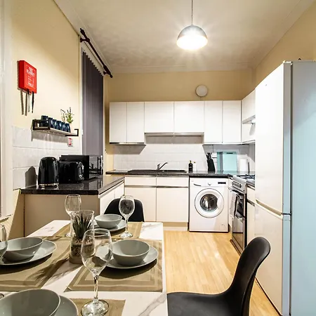 2-Bed Home Near Leeds Headingley Free Parking