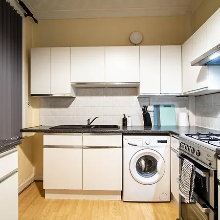 2-Bed Home Near Leeds Headingley Free Parking