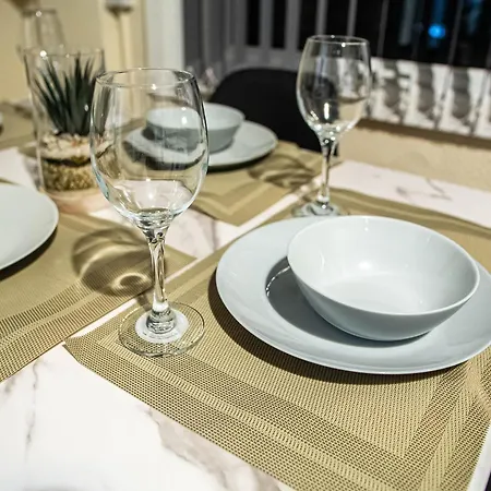 3-bed Near Centre - Headingly Free Parking * 利兹