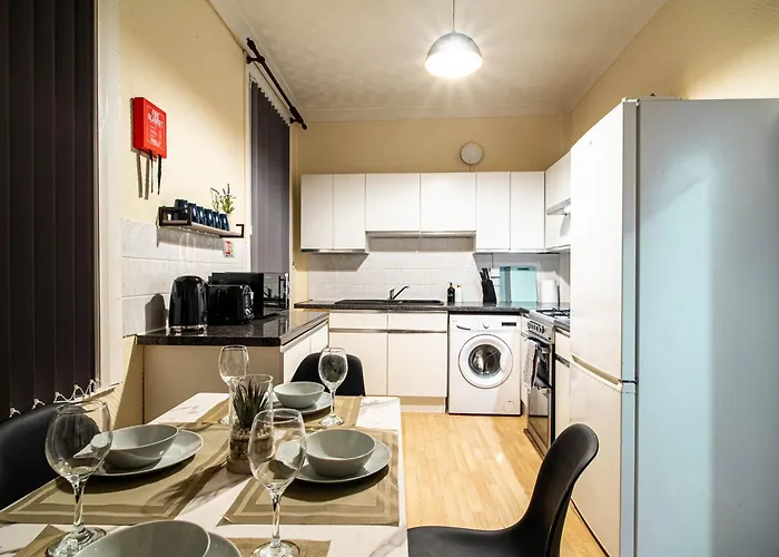 3-bed Near Centre - Headingly Free Parking