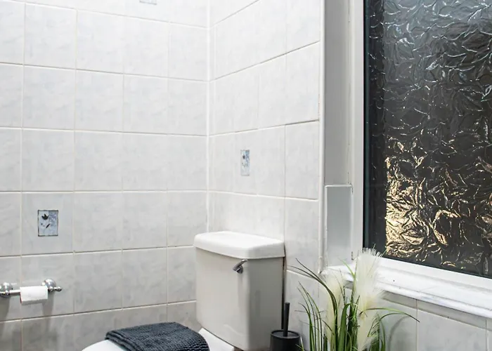 3-bed Near Centre - Headingly Free Parking * Лідс