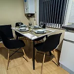 3-bed Near Centre - Headingly Free Parking * לידס