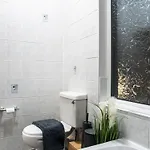 3-bed Near Centre - Headingly Free Parking * לידס